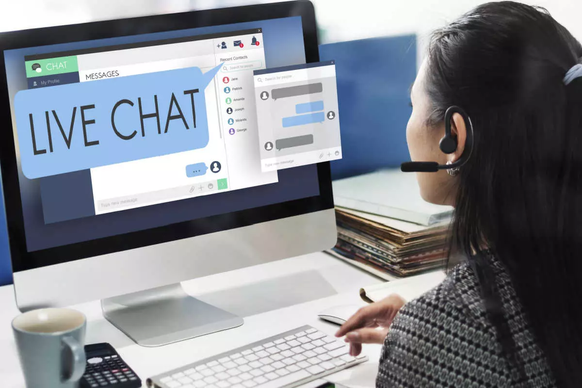 Agent providing live chat customer support 